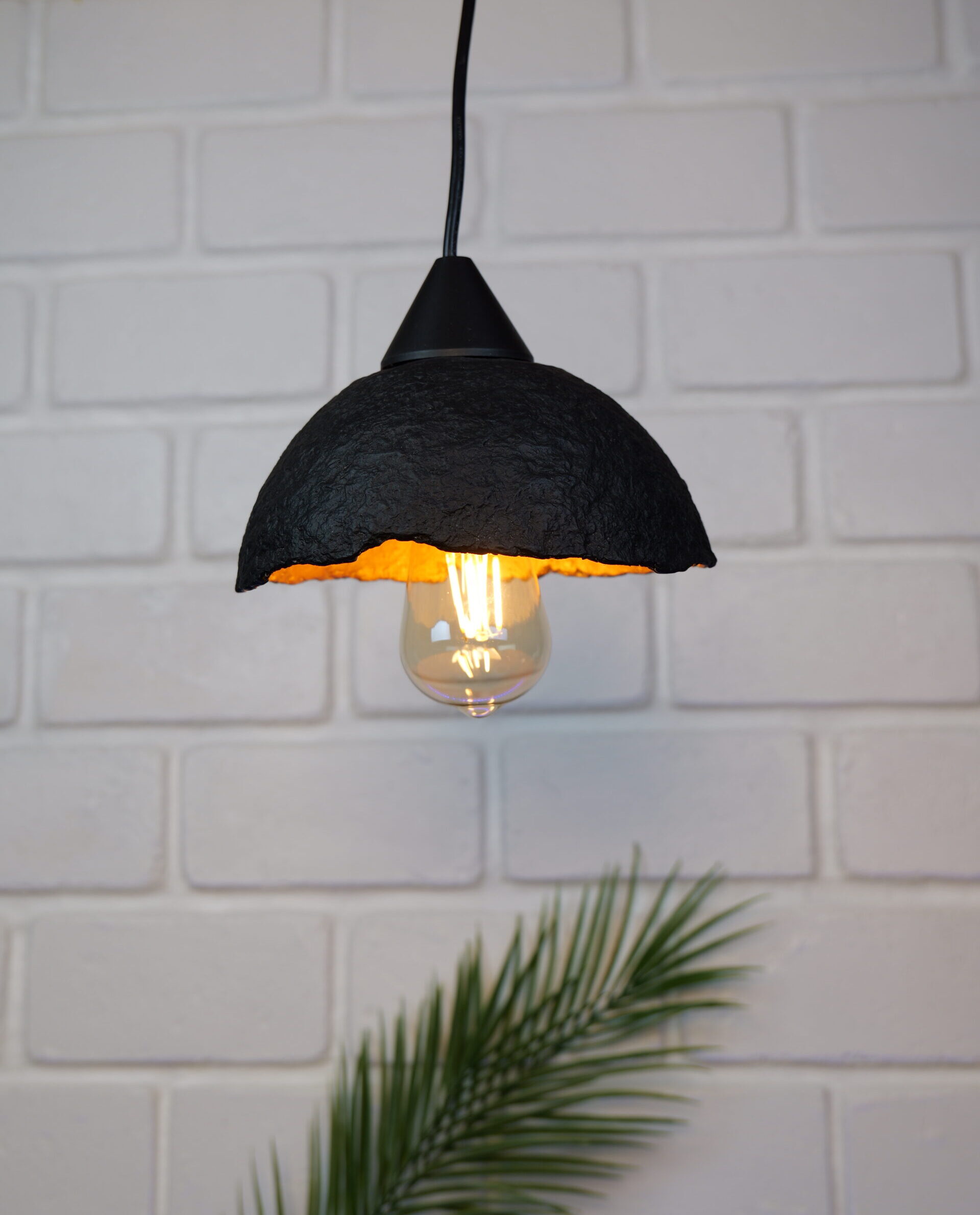 Lampe suspension en papier mâché noire et or métallisé