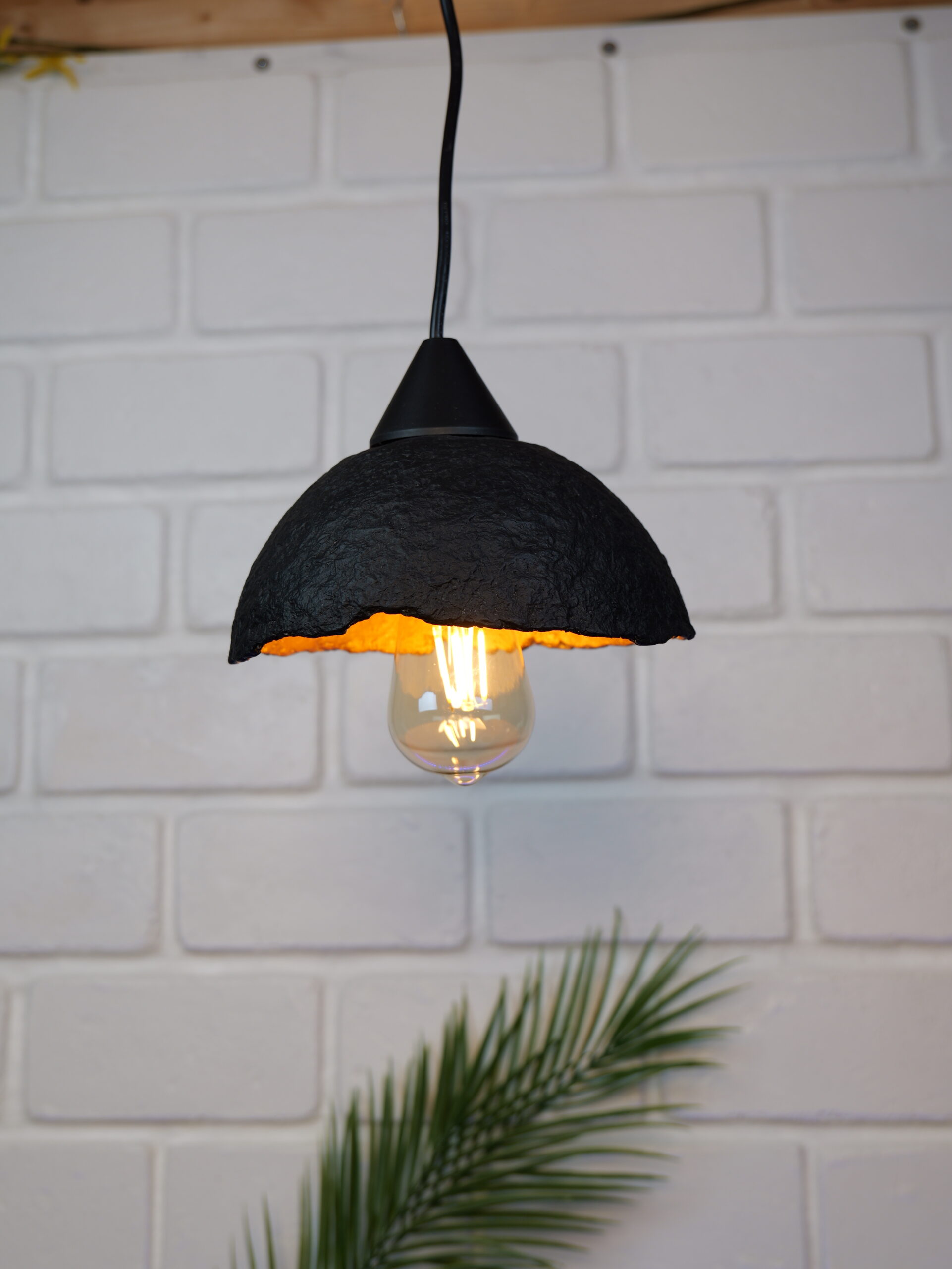 Lampe suspension en papier mâché noire et or métallisé