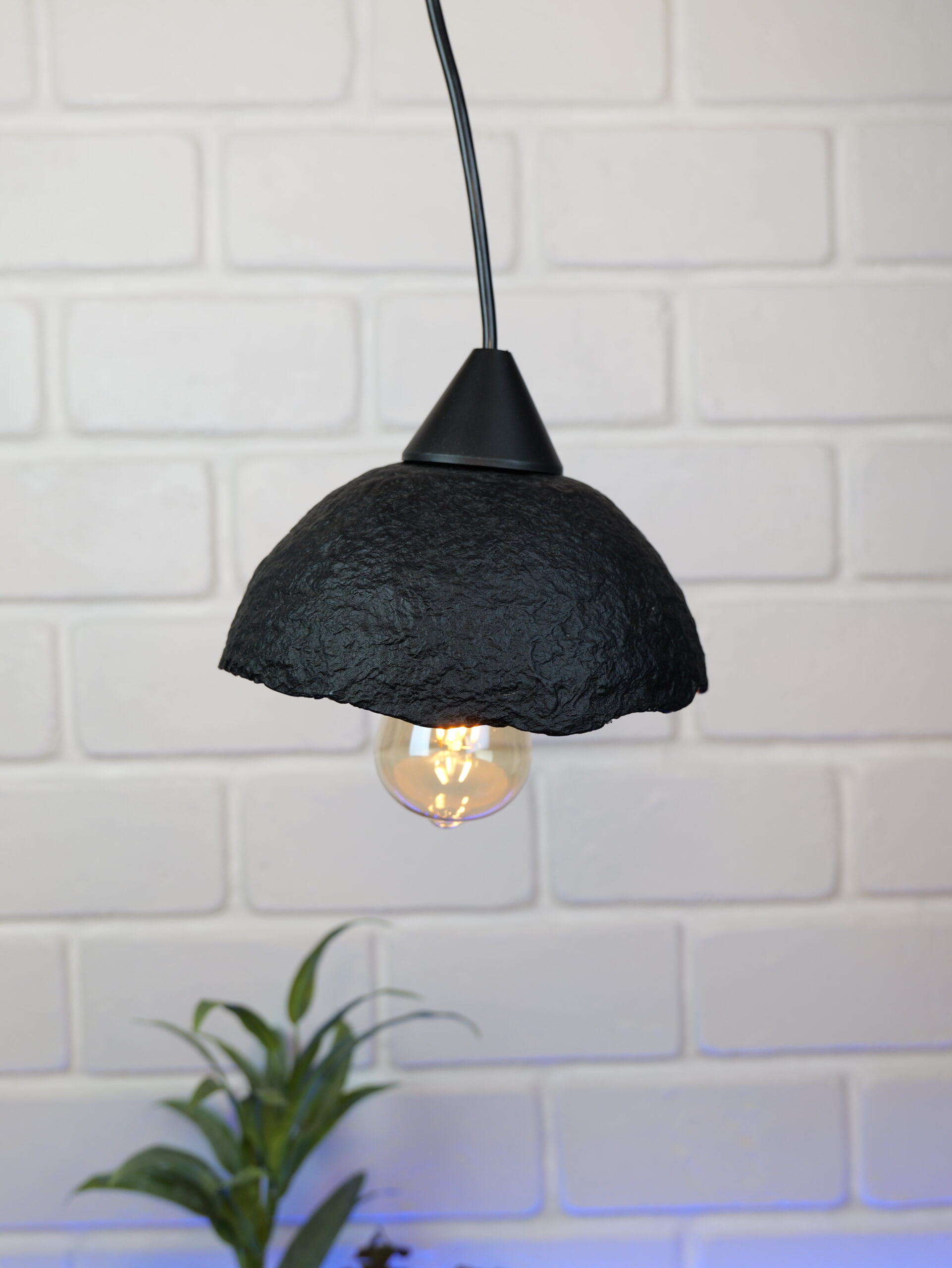 Lampe suspension en papier mâché noire et or métallisé