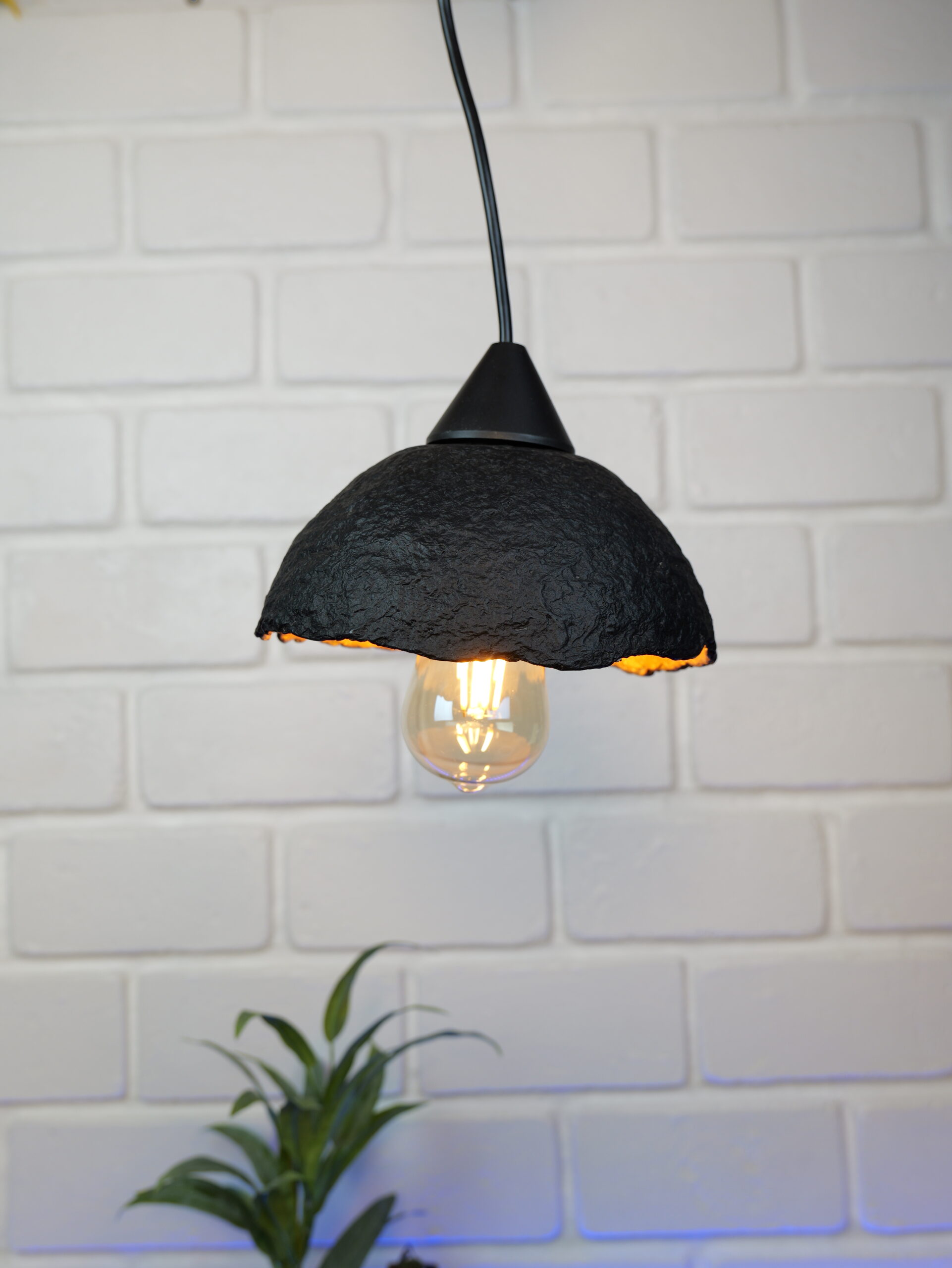 Lampe suspension en papier mâché noire et or métallisé