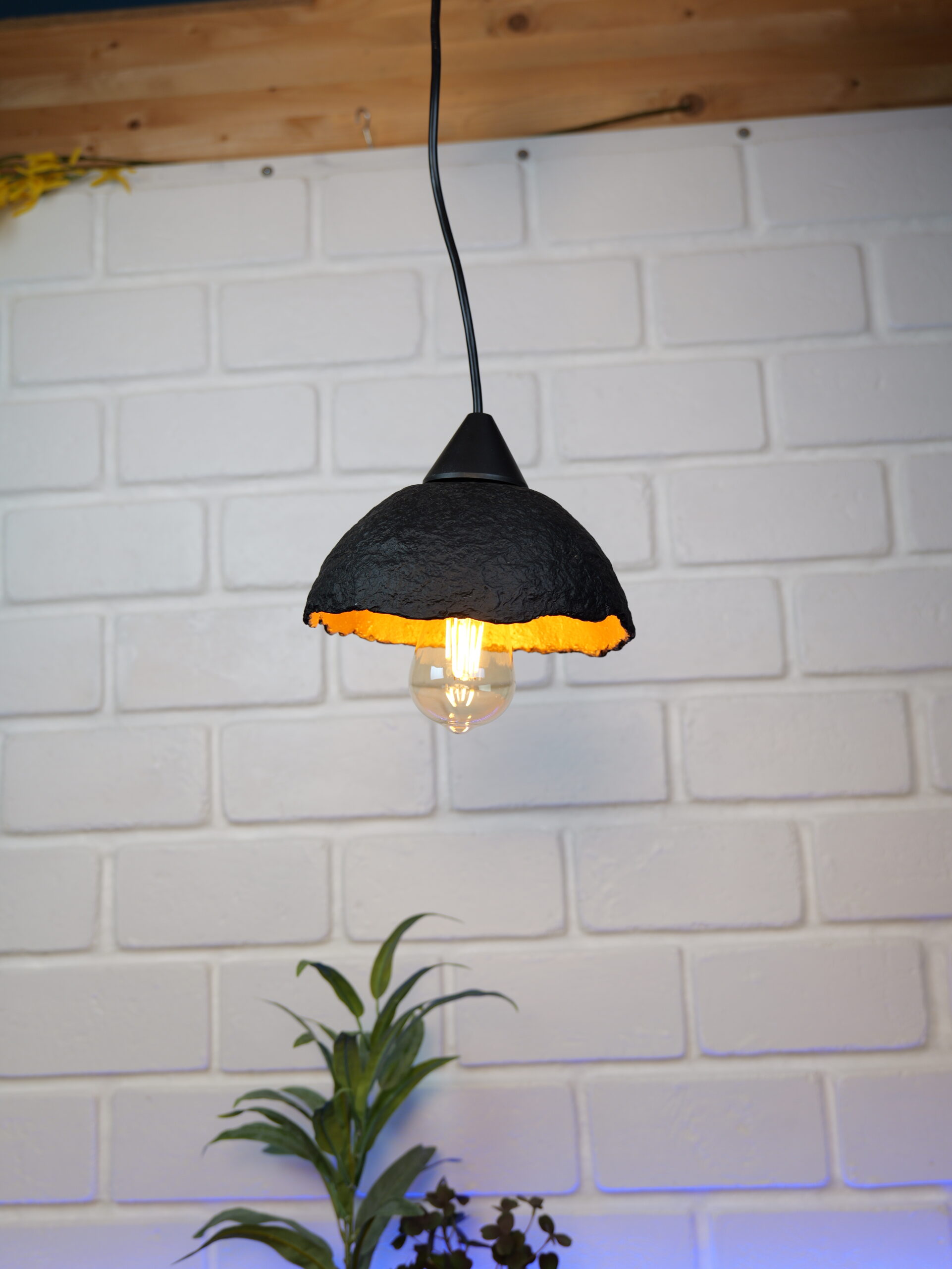 Lampe suspension en papier mâché noire et or métallisé
