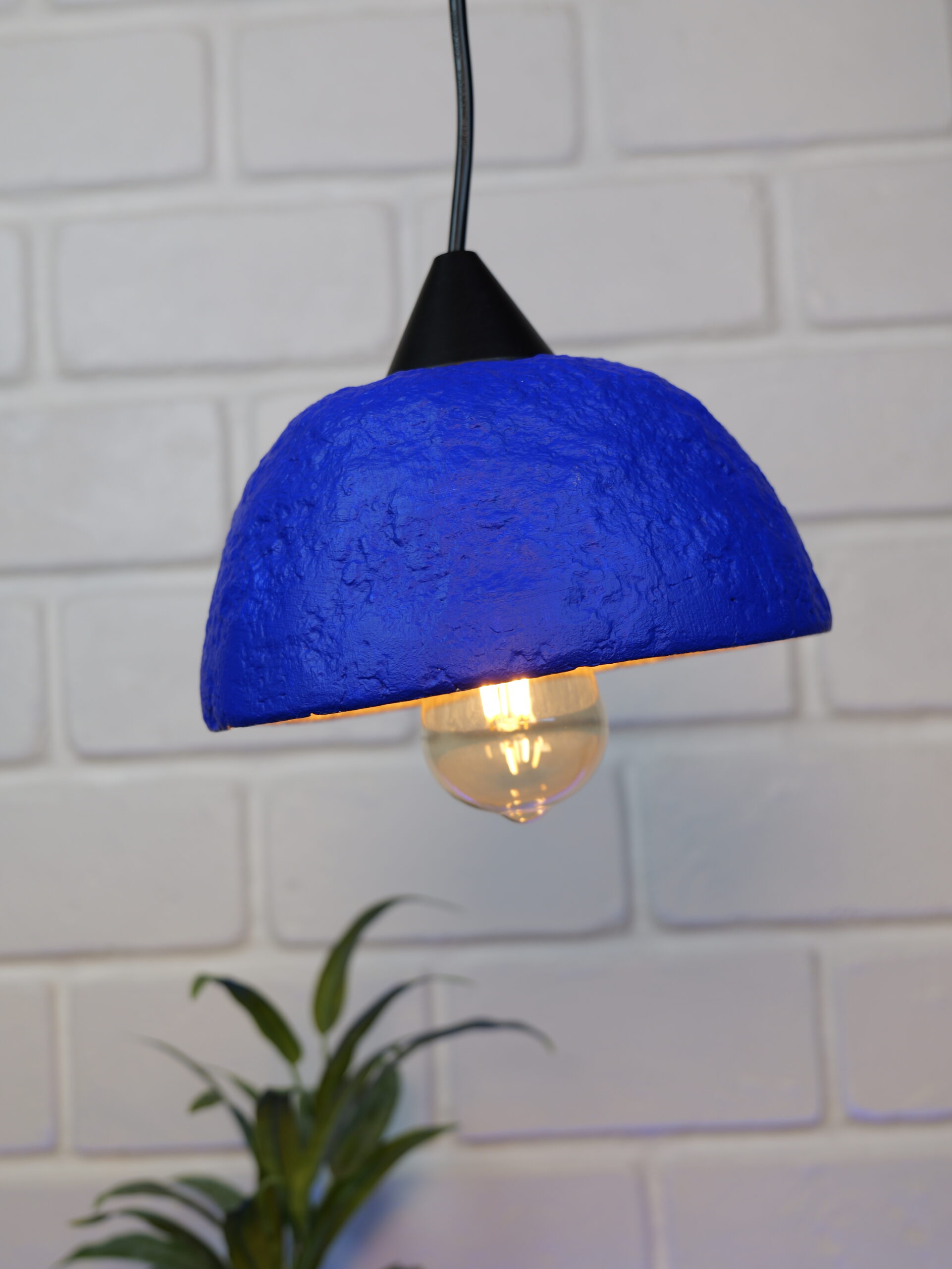 Lampe suspension papier mâché bleue et blanc métallisé