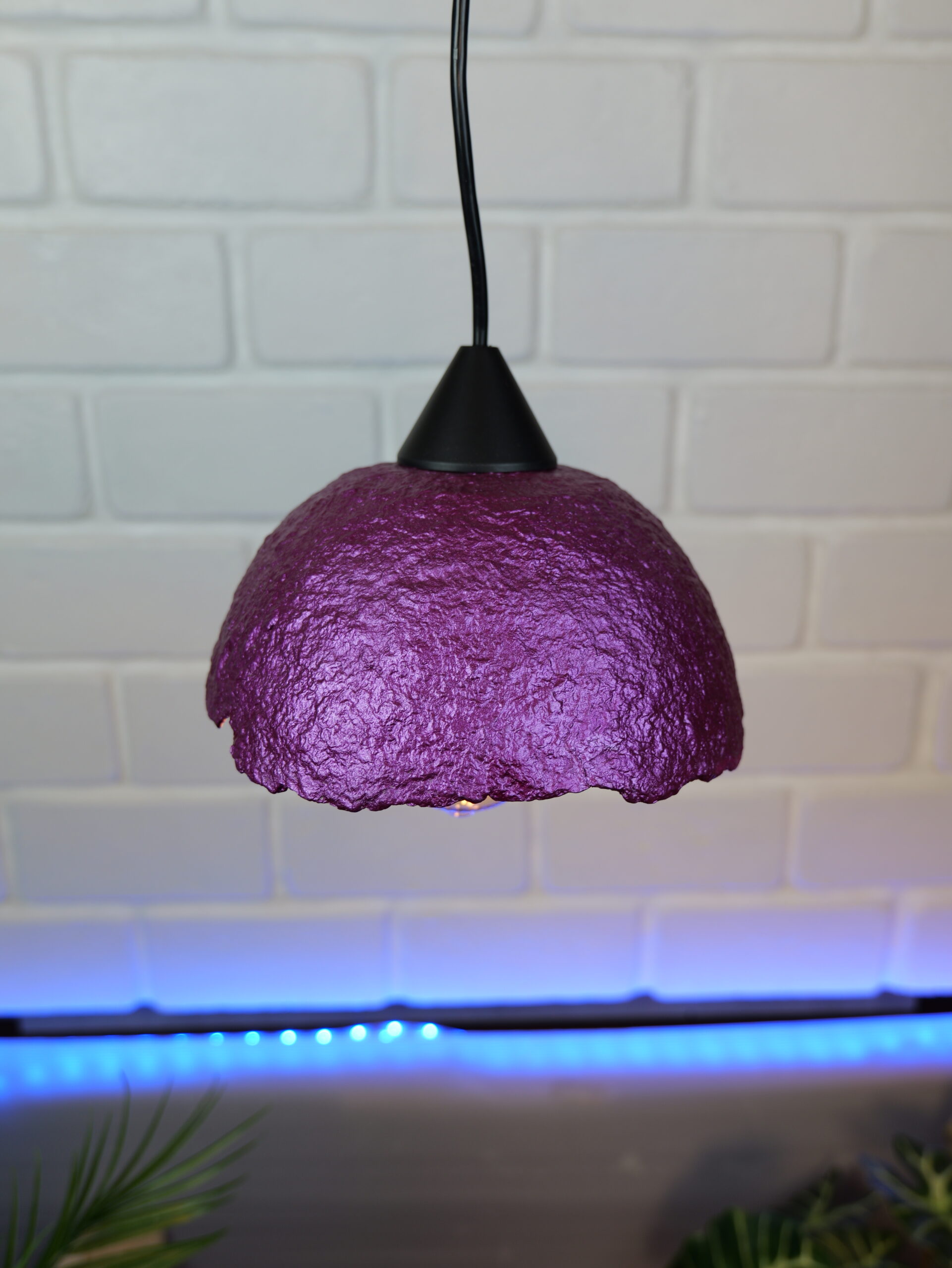 Lampe suspension en papier mâché violette et or métallisé