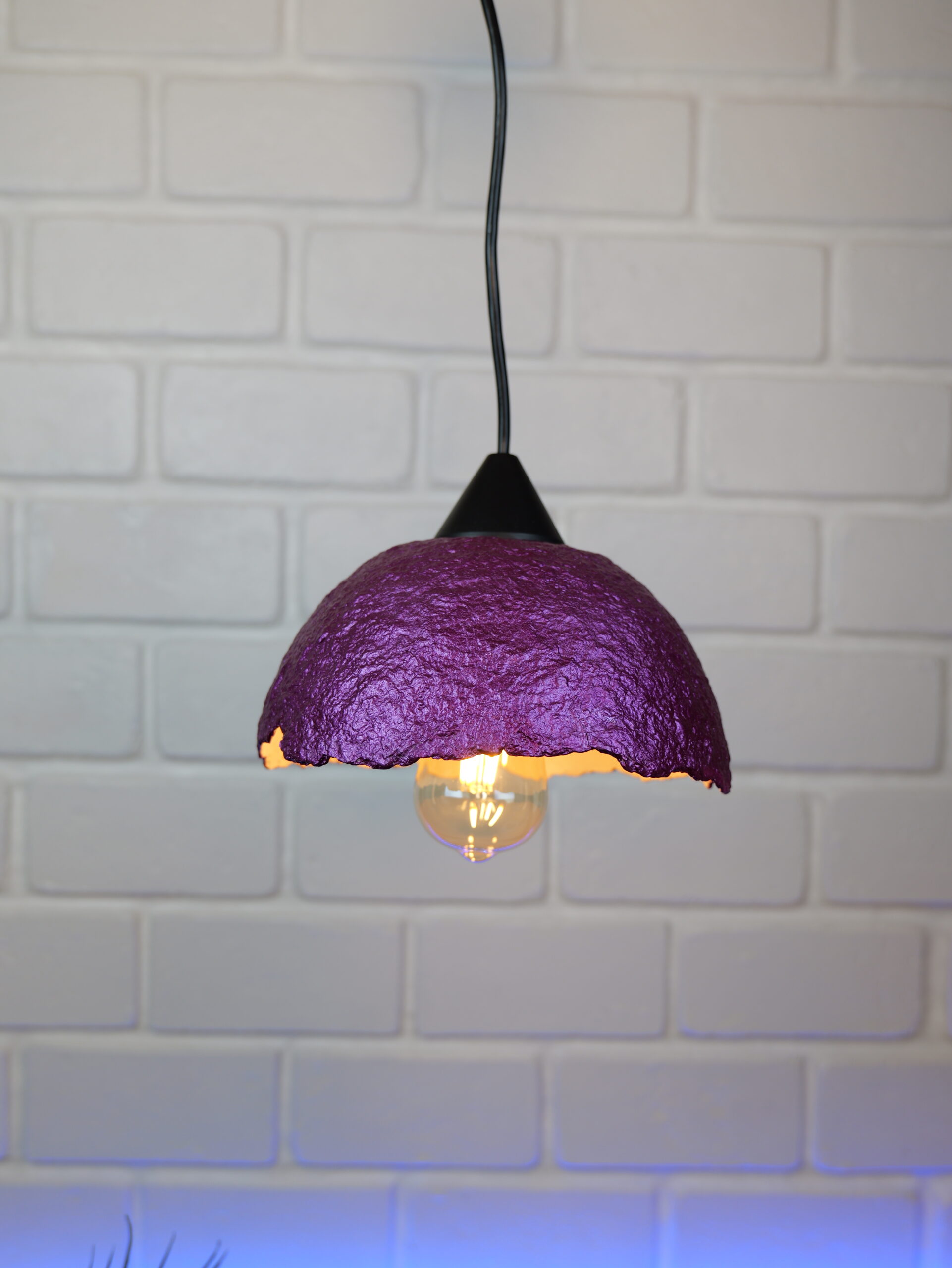 Lampe suspension en papier mâché violette et or métallisé