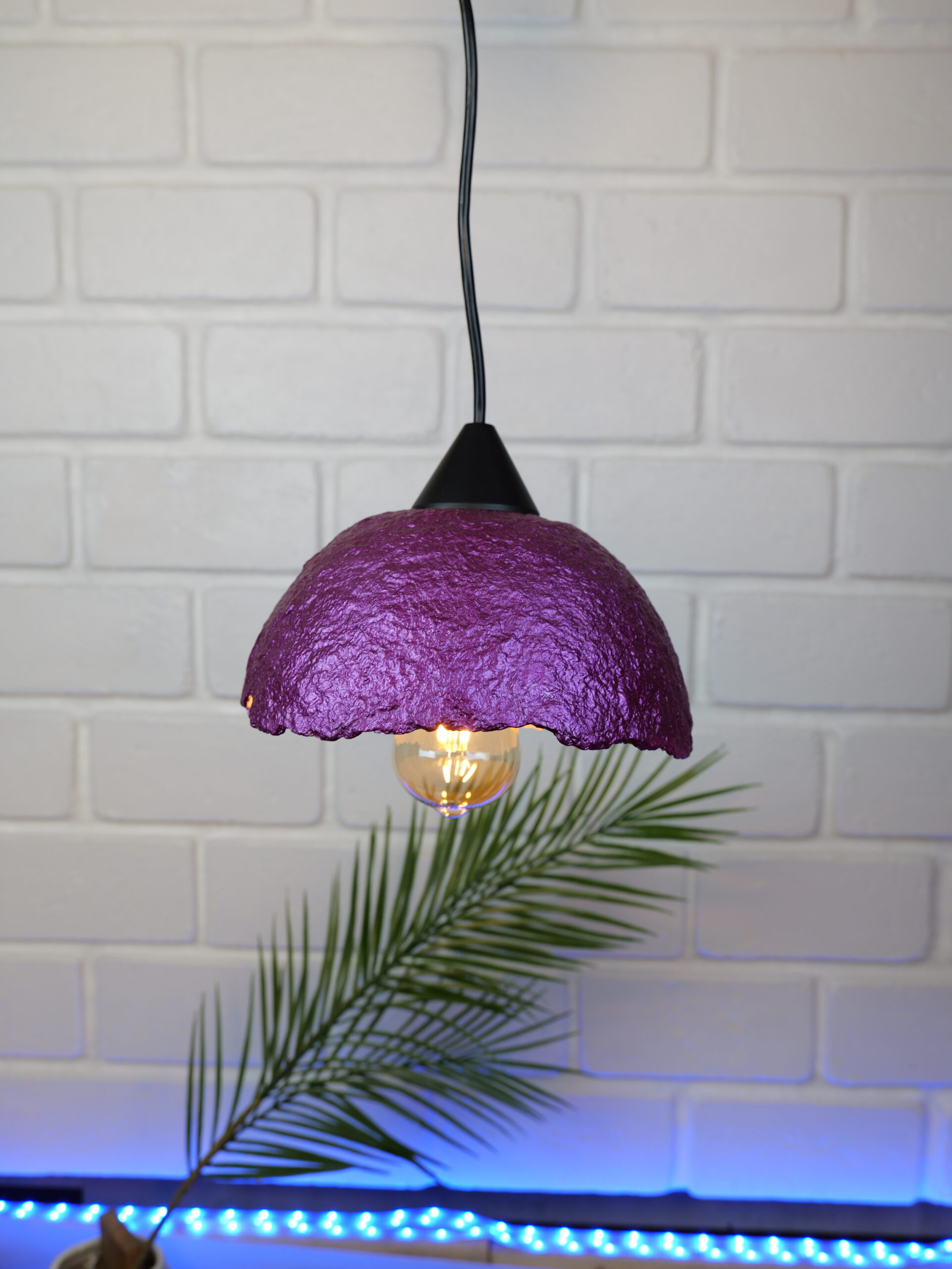 Lampe suspension en papier mâché violette et or métallisé