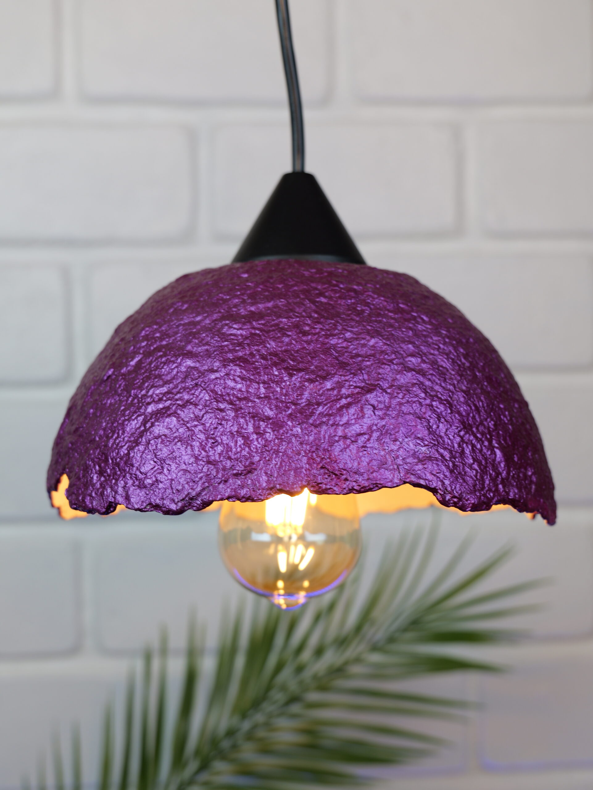Lampe suspension en papier mâché violette et or métallisé