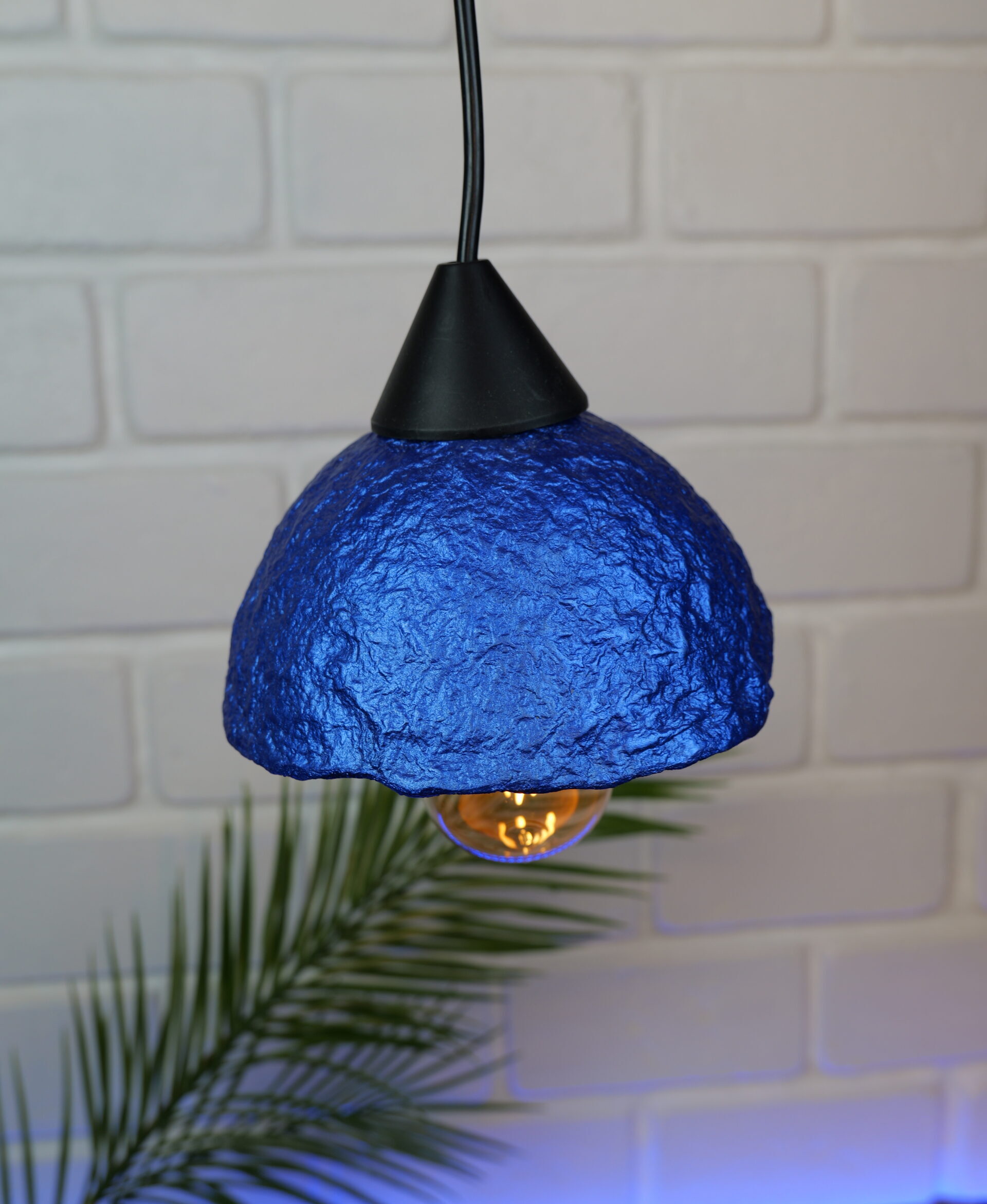 lampe suspension en papier mâché bleue et or métalisé