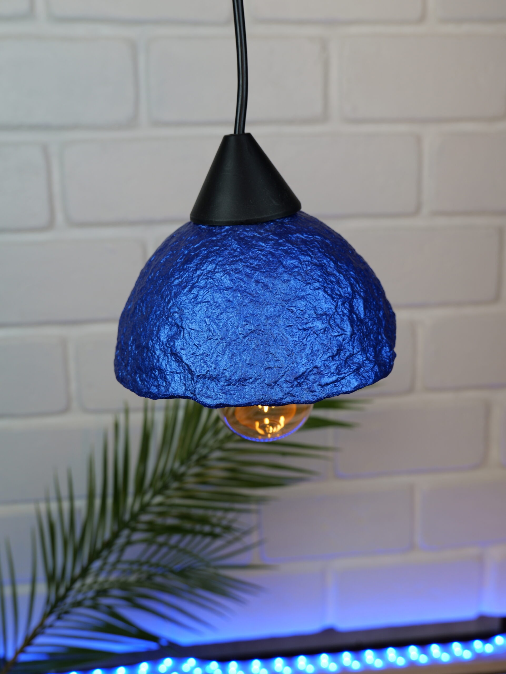 lampe suspension en papier mâché bleue et or métalisé