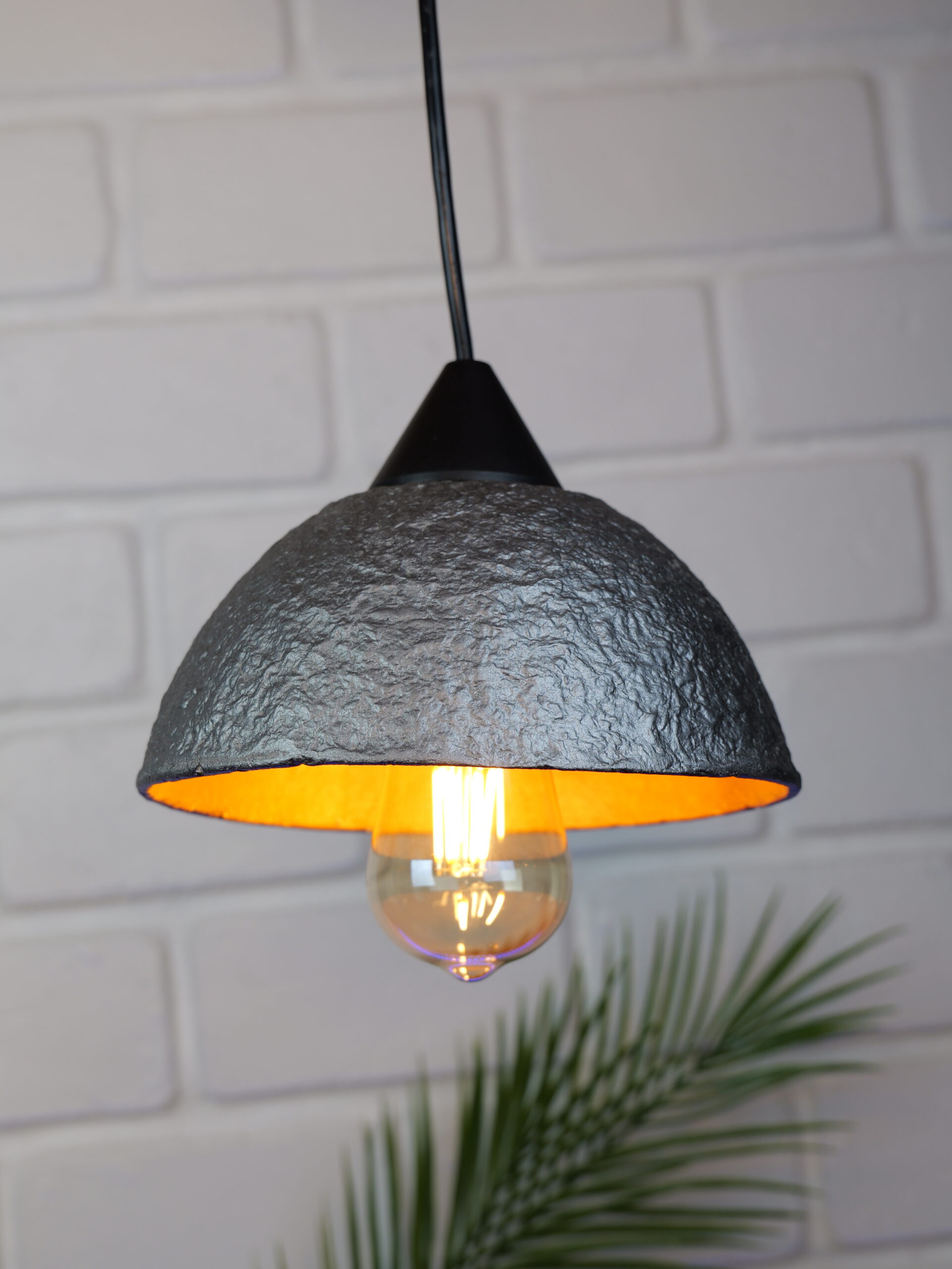 Lampe suspension en papier mâché grise et or métallisée
