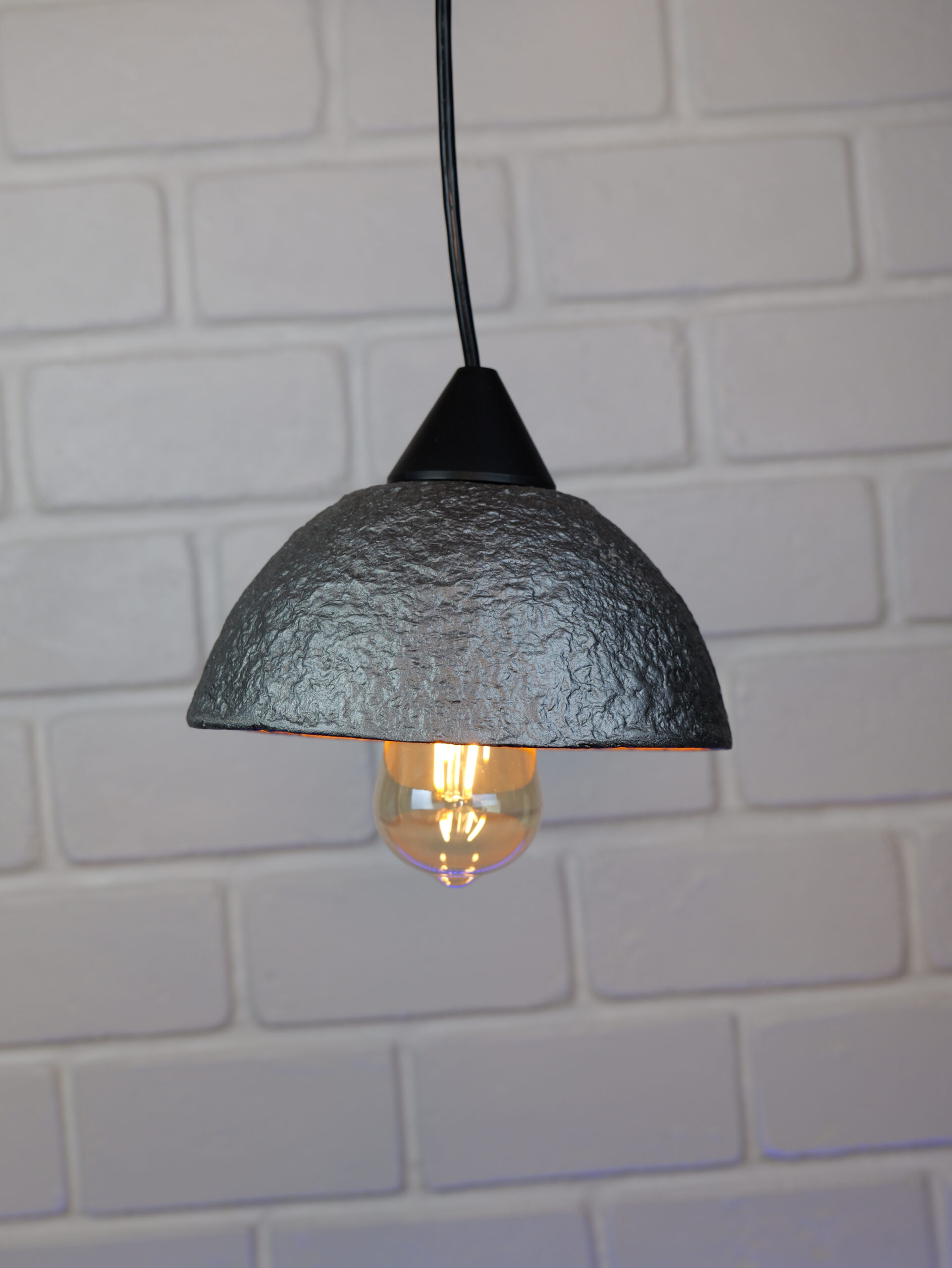 Lampe suspension en papier mâché grise et or métallisée