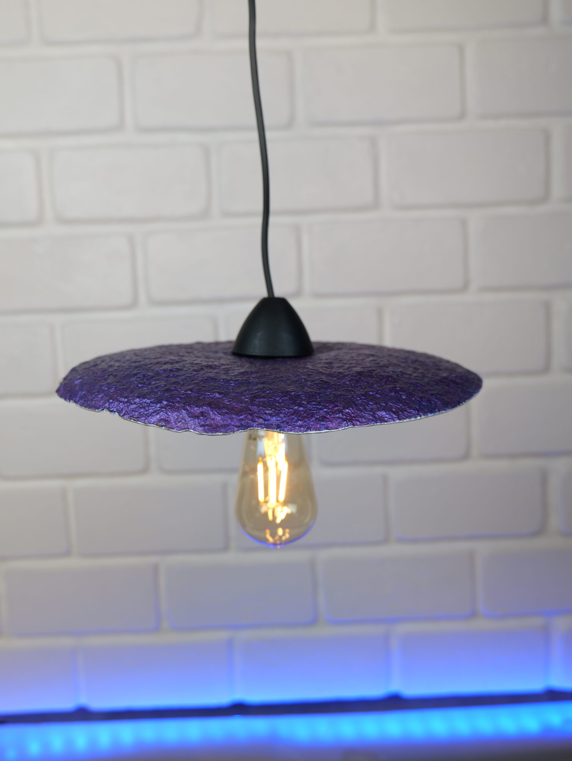 Lampe suspension en papier mâché violette et blanche métallisée