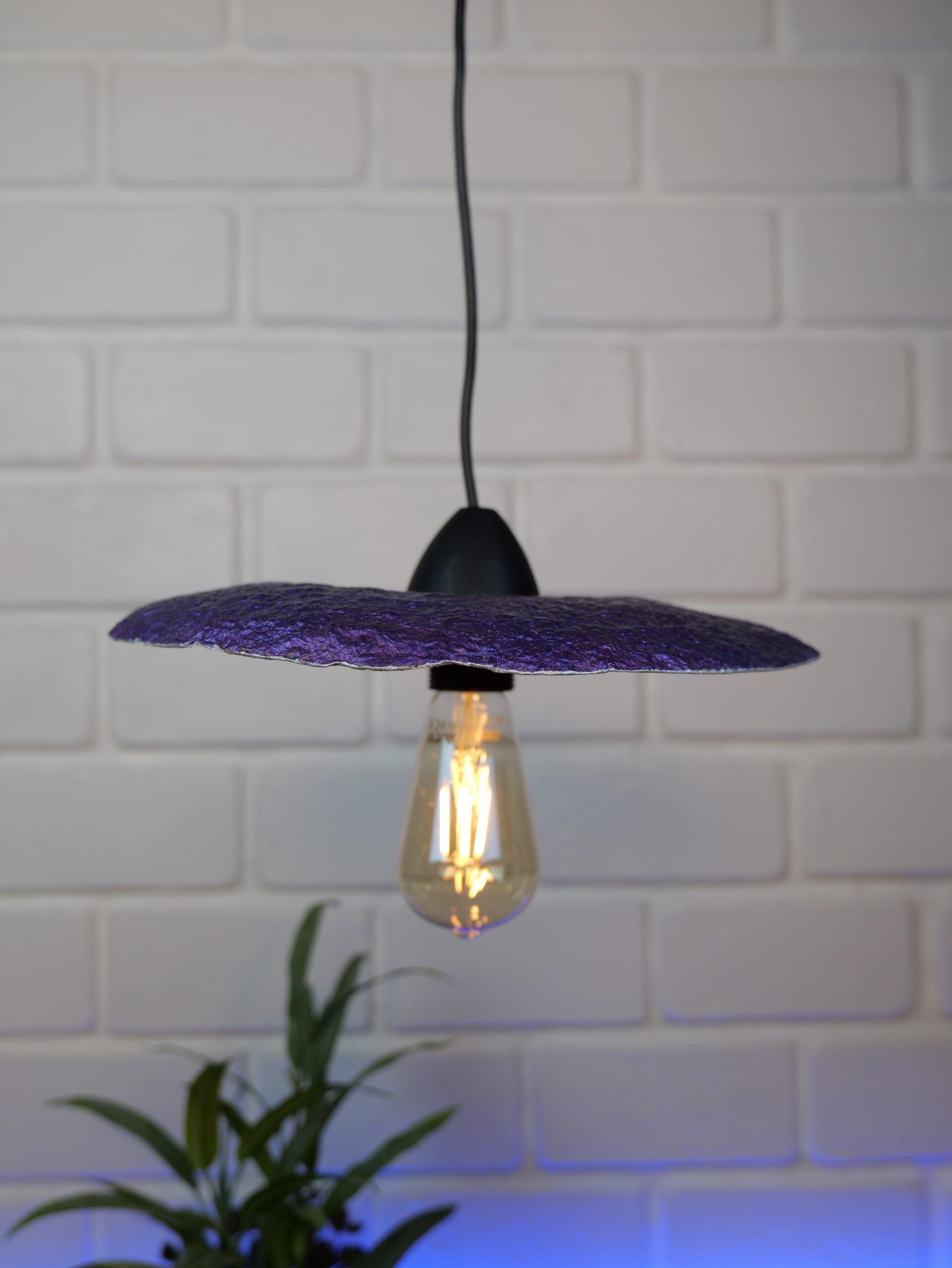 Lampe suspension en papier mâché violette et blanche métallisée