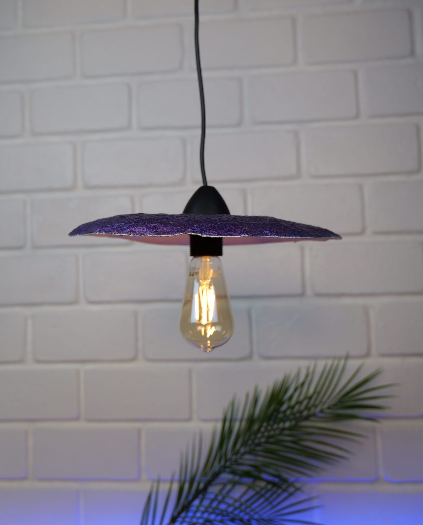 Lampe suspension en papier mâché violette et blanche métallisée