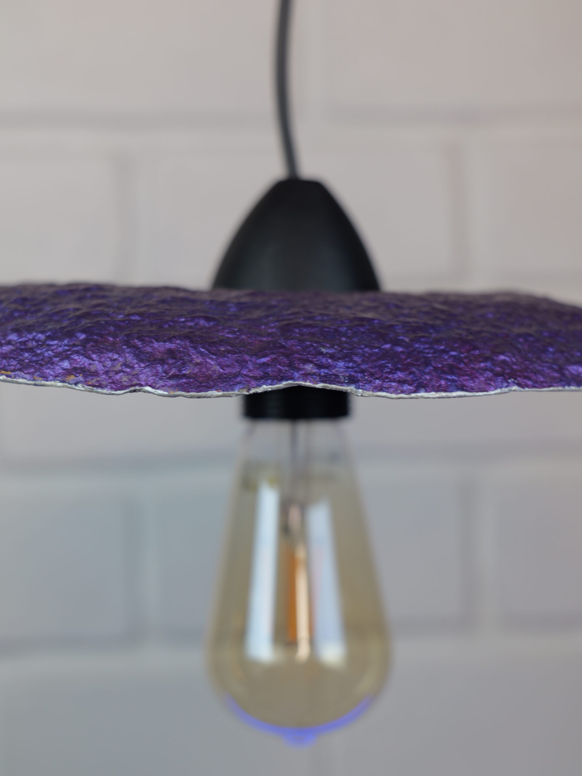 Lampe suspension en papier mâché violette et blanche métallisée