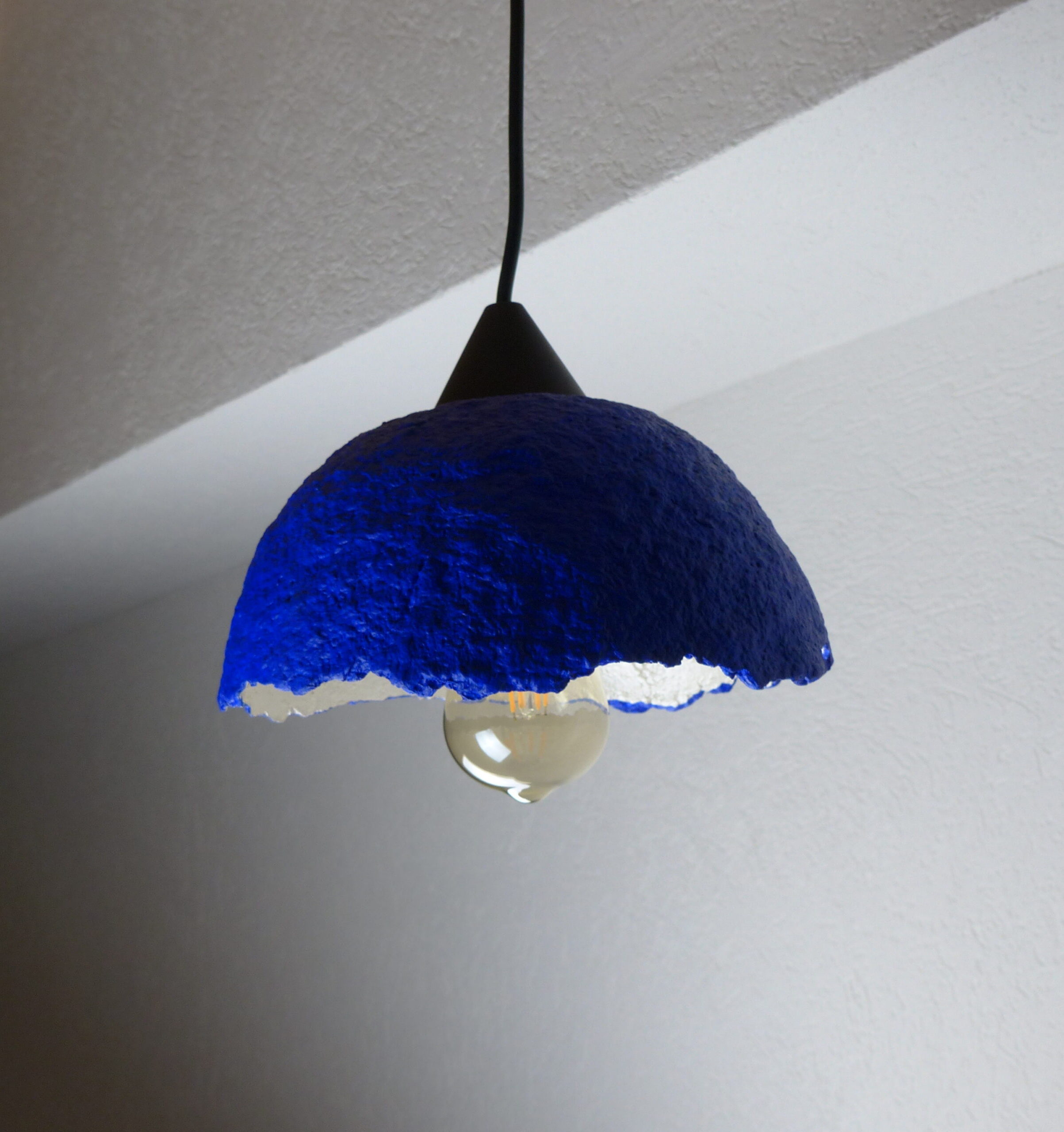 Lampe suspension papier mâché bleue et blanc métallisé